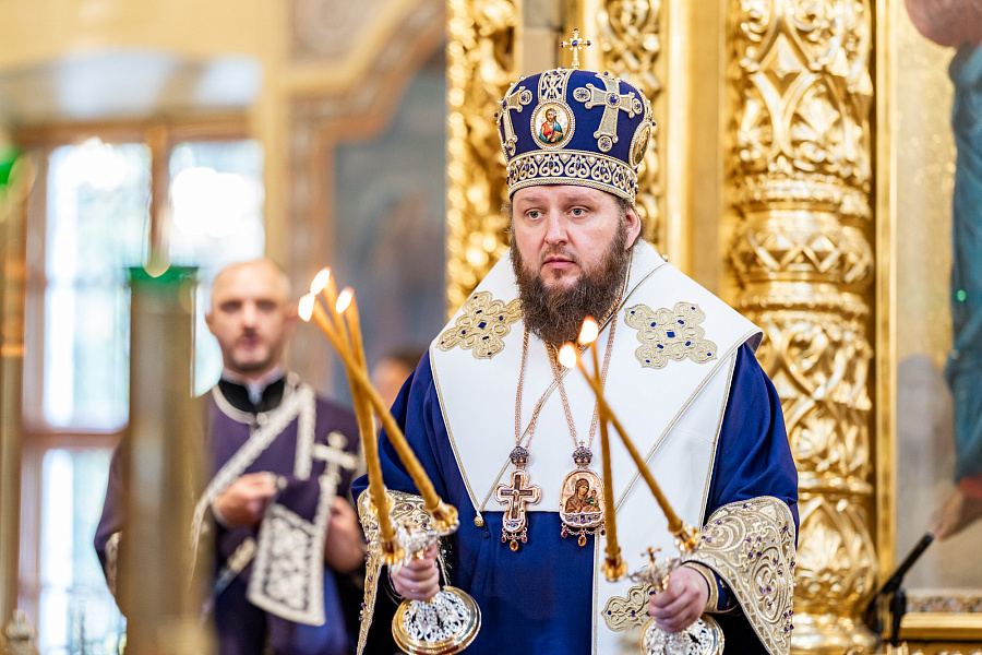 Божественная литургия в праздник Воздвижения Креста Господня в Троицком кафедральном соборе Подольска